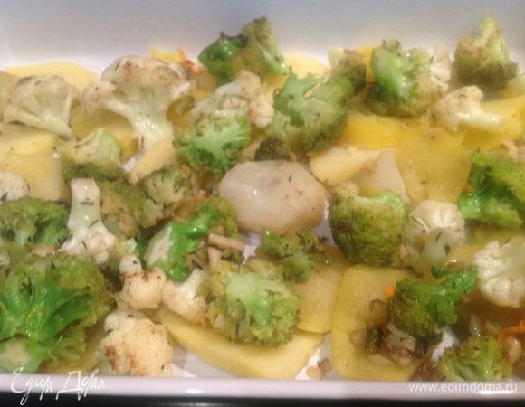 Сверху выложите цветную капусту и брокколи...