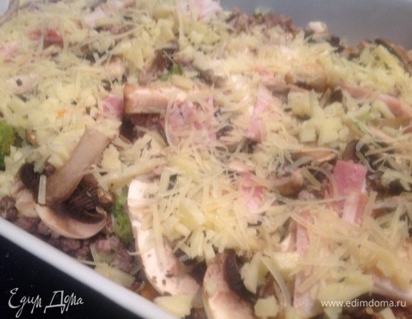 Нарезанный тонкими полосками бекон и натертый сыр.