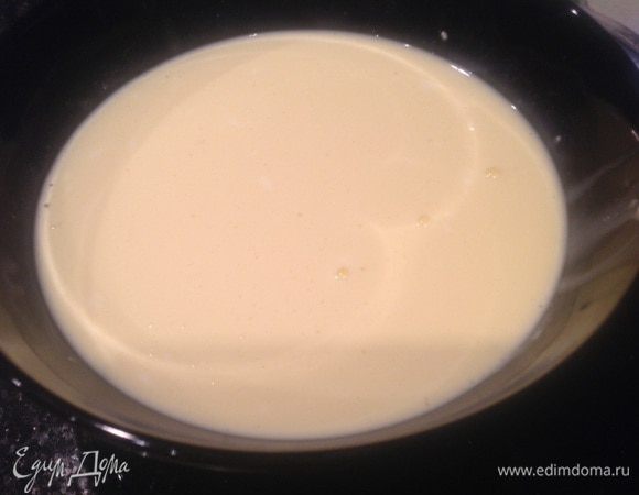 Яйца взбейте со сливками, немного посолите...