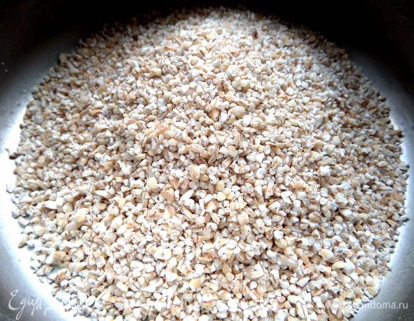 Крупу отмеряла сухую. 