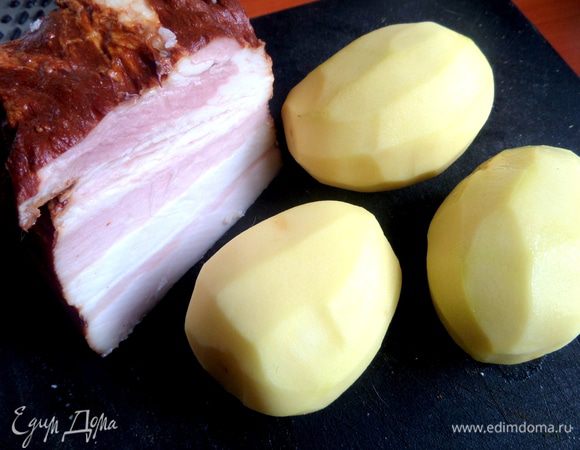 Итак, я уже сказала, что это будет не просто каша, а ещё с картофелем. Чистим 2-3 шт. сырого картофеля.