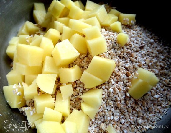 Нарежем картофель на кубики и высыпаем к крупе. Заливаем свежей водой и ставим вариться на средний огонь. Солим по вкусу.