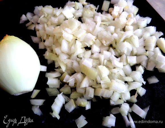 В это время нарежем пару луковиц или одну, но большую!