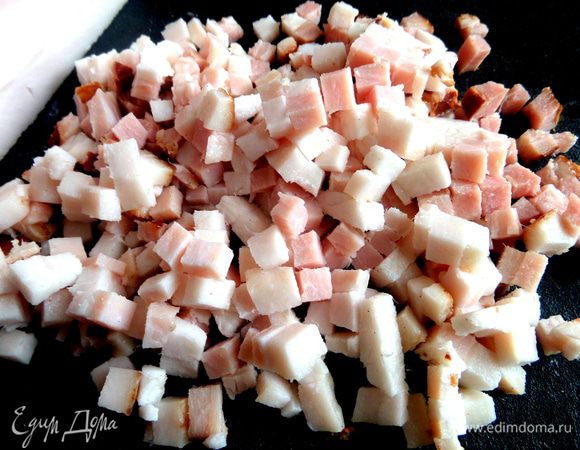 Бекон тоже мелко крошим.