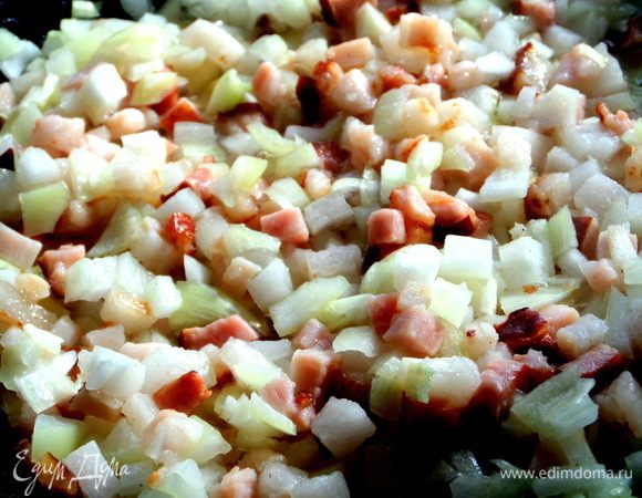 Обжариваем мяско с луком без масла, жира там достаточно! Если соблюдаете ПОСТ, то просто обжарьте лук на постном масле и полейте готовую кашу)))