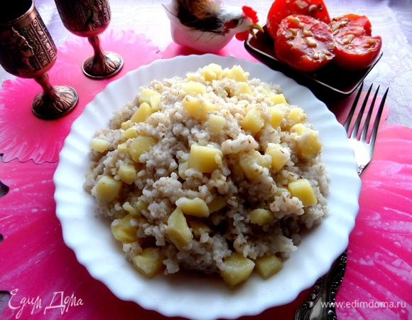 Вот так выглядит готовая разварившаяся каша! Чем дольше томится, тем будет вкуснее. Картошечка частично растворится в кашке и отдаст весь свой отвар и Вы ячку просто не узнаете, проверьте!