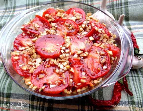 А подавала блюдо я с маринованными помидорками от Ярославы: http://www.edimdoma.ru/retsepty/68623-marinovannye-pomidory-cherri 
У меня не черри, но мини-помидорки, разрезанные пополам. Очень вкусненькие!