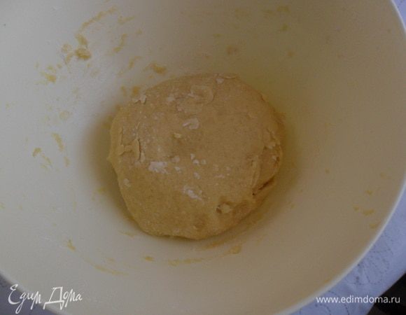 Добавляем яйца и замешиваем тесто. Возможно придется добавить муки, зависит от размера яиц.