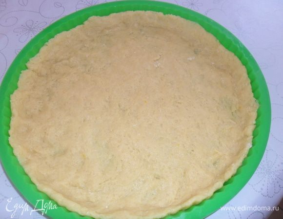 Раскладываем тесто в форму ( у меня круглая 30 см) и делаем бортик.