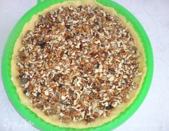 Сверху насыпаем порубленные, но  не мелко, орехи.