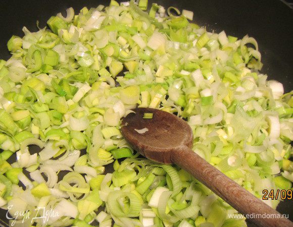 Лук порей режем мелко и пассеруем его на сливочном масле, или оливковом, или в диетической версии - на воде. Занимает это минут 15.
