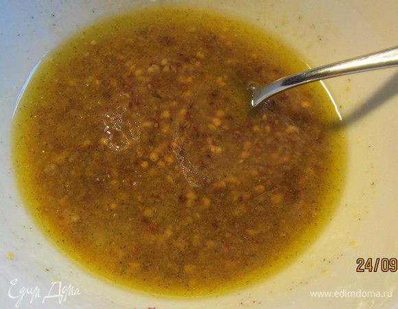 Для соуса смешиваем оливковое масло, горчицу, мед, лимонный сок, соль и перец.

