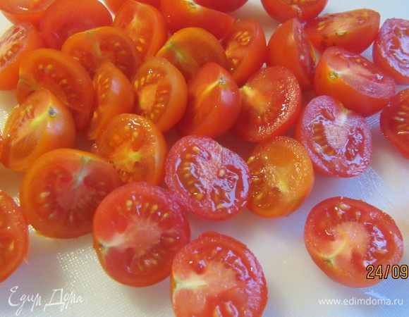 Помидорчики черри разрезаем пополам.