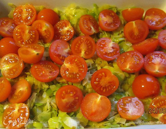 В форму для запекания выкладываем лук и помидорчики. Поливаем половиной соуса.
