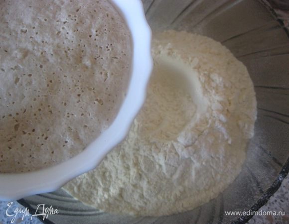 Муку смешать с сахаром и солью, влить подошедшую опару, перемешать.