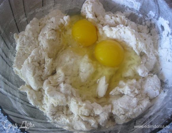 Добавить яйца, комнатной температуры, перемешать.