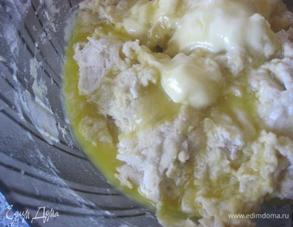 Сливочное масло растопить в мв, немного остудить и также влить в тесто.