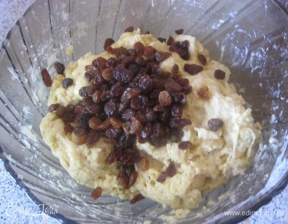 Засыпать подготовленный изюм, равномерно распределяя, вмешать в тесто.