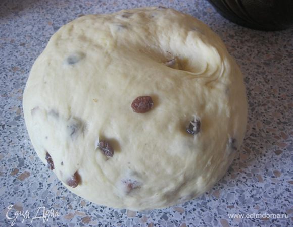 Подошедшее тесто пару раз обмять и разделить на три равные части.