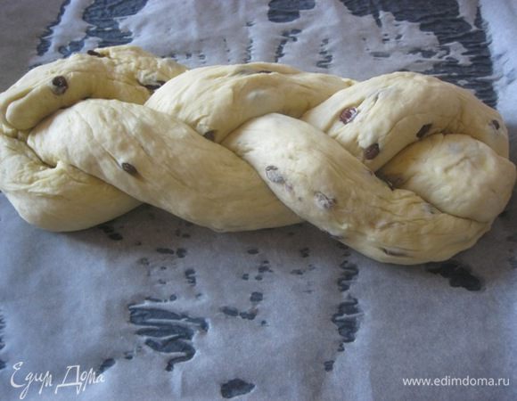 Сплести из жгутов - нетугую косу.
Переложить на противень, застеленный п.бумагой.
Прикрыть полотенцем и убрать в теплое место, на 1 час.