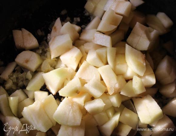 В большой сковороде растопить сливочное масло и на маленьком огне обжарить лук до прозрачности около 10 минут.
Добавить к нему груши и обжаривать минут 5- 7, периодически помешивая.