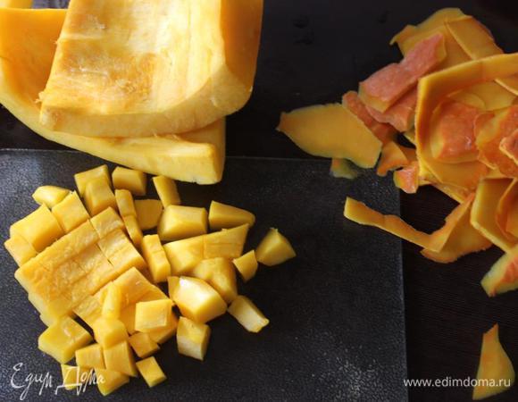 Тем временем уже запеченную тыкву очистить от кожуры (должно получиться около 700 грамм готовой тыквы) и нарезать кубиками.