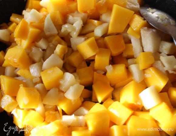 Тыкву добавить к грушам и продолжить обжаривать еще около 5 минут, помешивая.