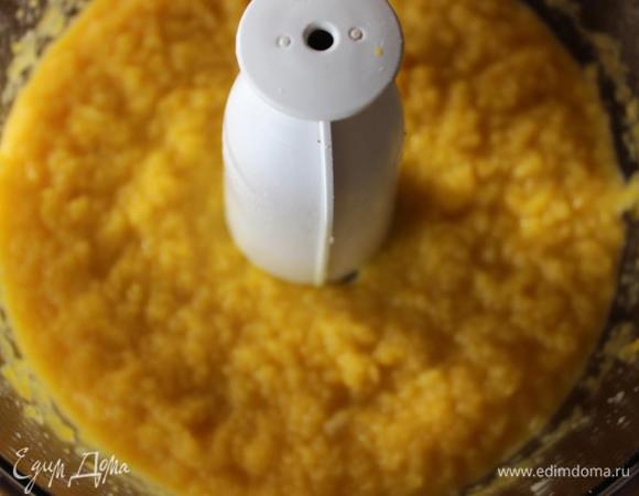 Готовую массу измельчить до однородности и отправить в кастрюлю.