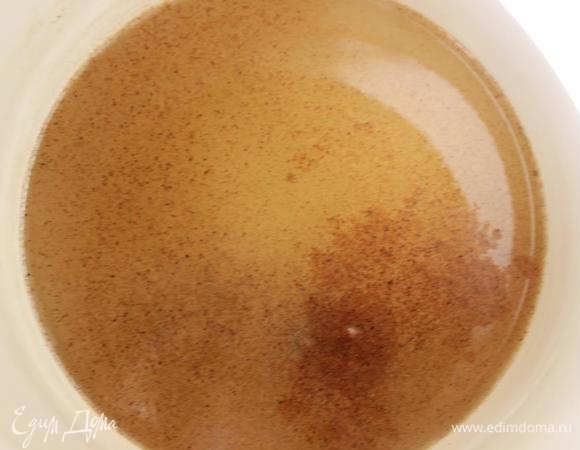 В другую кастрюльку влить вино, добавить мускатный орех и корицу и довести до кипения.