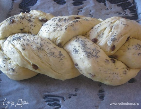 За час тесто отлично выросло).

Смазать холодным молоком или желтком ( на выбор) и посыпать маком.

Выпекать в разогретой духовке ( до 180 С) , минут 35-40 ( ориентируйтесь по своей духовке ♥)))