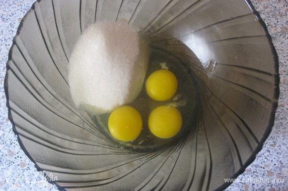 В большой миске взбить венчиком сахар, ваниль и яйца ( комнатной Т), до пышной массы.