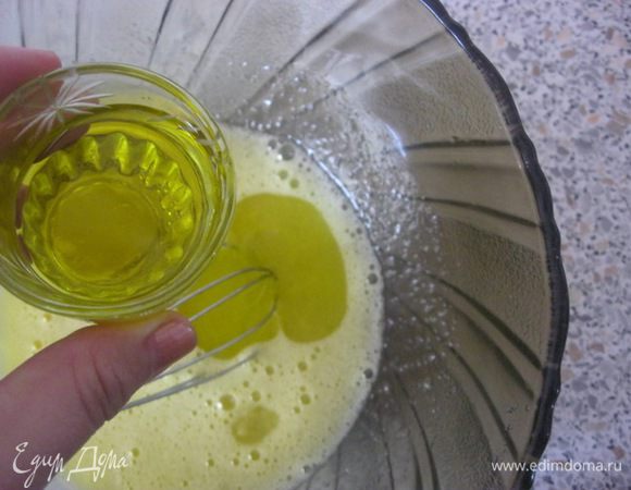 Влить оливковое масло.