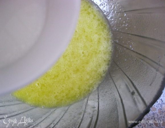 Влить теплое молоко.