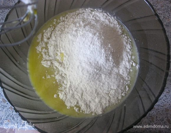 Смешать муку, соду и соль.

Добавить мучную смесь с яично-молочной.