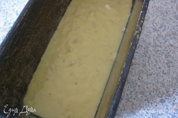 Форму для кекса ( у меня для хлеба) смазать раст.маслом. Вылить тесто в форму и выпекать 40-50 минут, в разогретой духовке ( при Т 180 С). Готовность кекса проверяйте любым удобным для Вас способом)