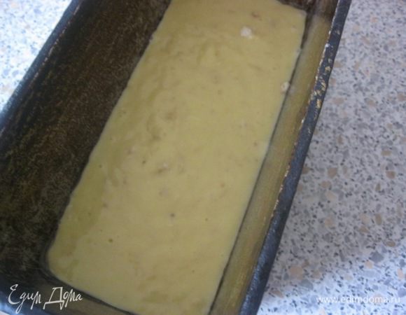 Форму для кекса ( у меня для хлеба) смазать раст.маслом.
Вылить тесто в  форму и выпекать 40-50 минут, в  разогретой духовке ( при Т 180 С). Готовность кекса проверяйте любым удобным для Вас способом)