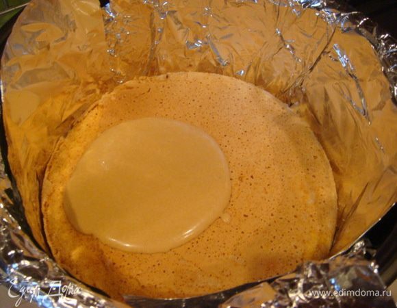 В эту же форму (где пекся бисквит) застелить фольгой или бумагой и поместить бисквит, только перевернуть (это для мультиварки), вылить суфле и поместить в холодильник на 6 минимум часов, а лучше на ночь.