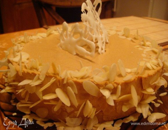 А я больше люблю орехи и украсила миндальными лепестками и айсингом.
Оч.нежный торт, невероятные нотки шафрана и суфле со вкусом пломбира.
(высота 6 см.) 