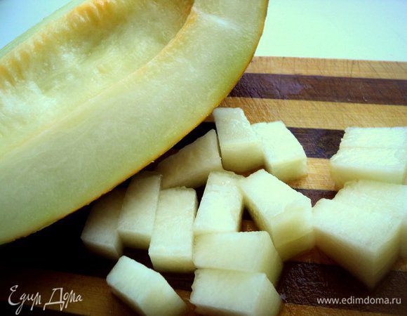 Дыню очистить от семян, отрезать несколько долек и порезать на кусочки. Часть дыни оставить, это будет наш корабль.