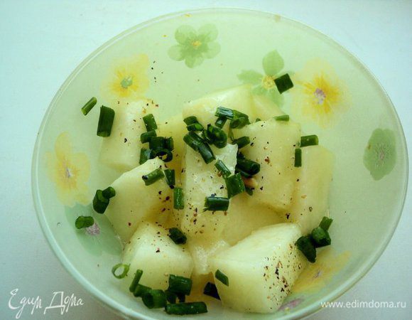 Сложить кусочки дыни в тарелку, добавить мелко нарезанный зеленый лук. Смешать оливковое масло, белый винный уксус, сок лимона, посолить и поперчить по вкусу и вылить соус к дыне, перемешать и поставить мариноваться в холодильник на 1-2  часа.