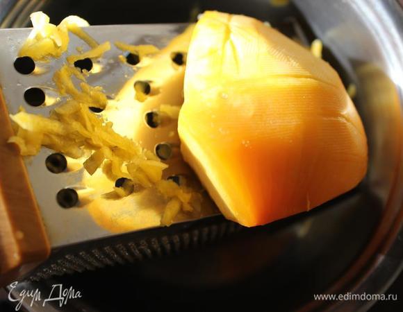 Включаем духовку на 180 градусов.
Очищенную тыкву (200 г) натираем на терку.
