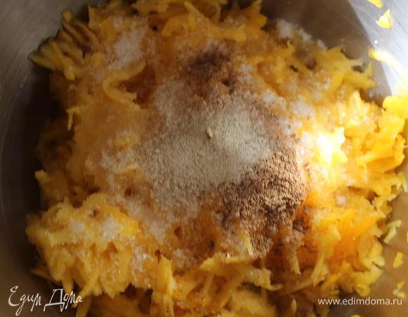 Кладем в небольшую кастрюльку, вливаем коньяк (можно заменить водой), всыпаем сахар и специи. Ставим под крышкой на огонь минут на 5, чтобы сахар растворился, а тыква пустила сок. 
Можно поставить на пару минут в микроволновку.