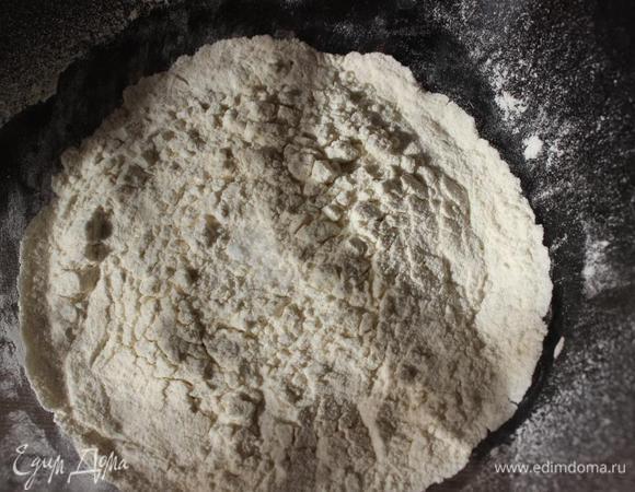 А тем временем просеиваем муку с разрыхлителем, добавляем маленькую щепотку соли.