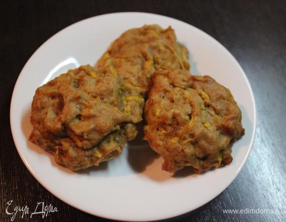 Теперь можно просто ложкой выкладывать массу на застеленный противень. В итоге получится что-то вроде этого…
Но намного эстетичнее, да и вкуснее (образуется корочка) сделать следующим образом…
