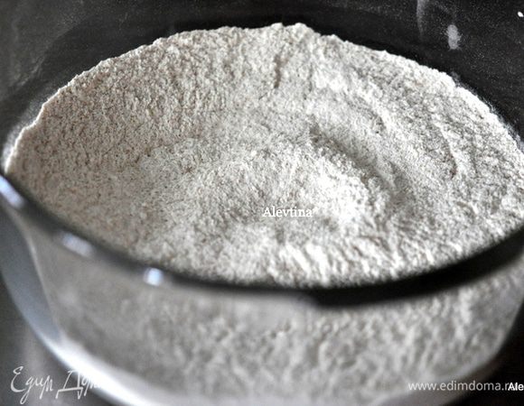 Разогреть духовку до 220 гр. В большой емкости смешать муку 2х сортов, разрыхлитель , сахар и соль 3/4 ч.л.