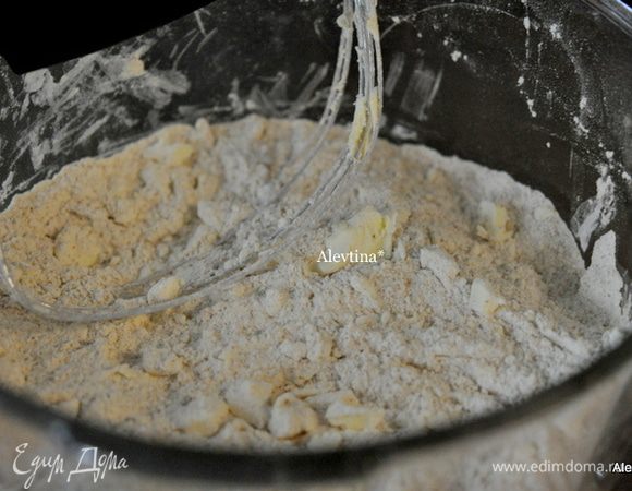Затем добавим холодное сливочное масло 113 гр и порубим ножом крест накрест, смешивая с мукой.
