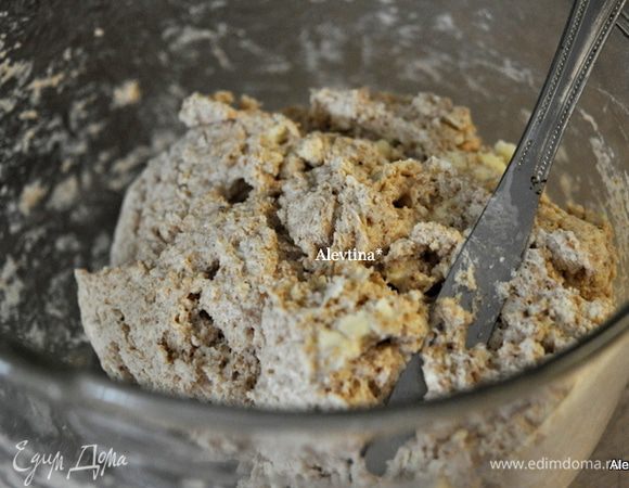 Добавим 1 стакан кефира , если тесто суховатое,то и остальные 3 стол.л кефира. Перемешаем. Тесто должно быть не слишком сухим и не слишком влажным.
