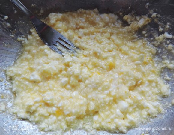 Яйцо растираем вилкой с творогом, сахаром, солью, кардамоном и ванилином. Если хотите полной однородности - взбейте блендером.