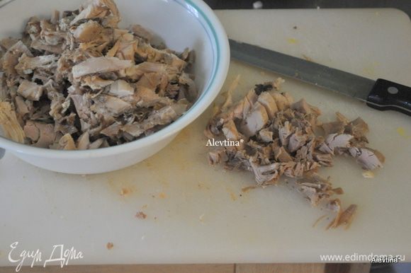 Приготовить цыпленка, предварительно отварив. Очистить от костей, нарезать небольшими кусочками.