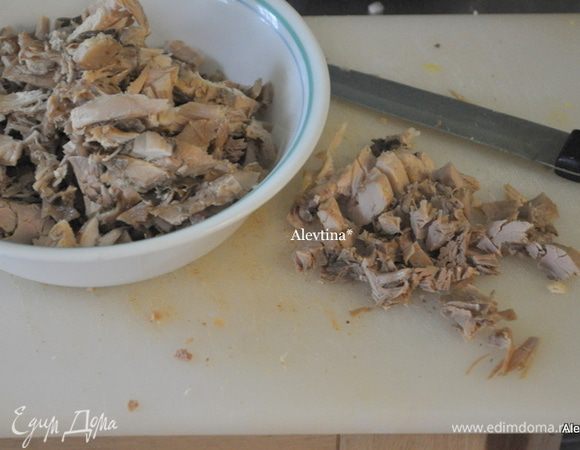 Приготовить цыпленка, предварительно отварив.  Очистить от костей, нарезать небольшими кусочками.